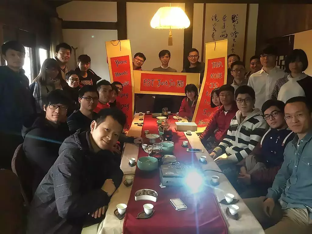 (清羽和团队成员们,拉横幅者为清羽)