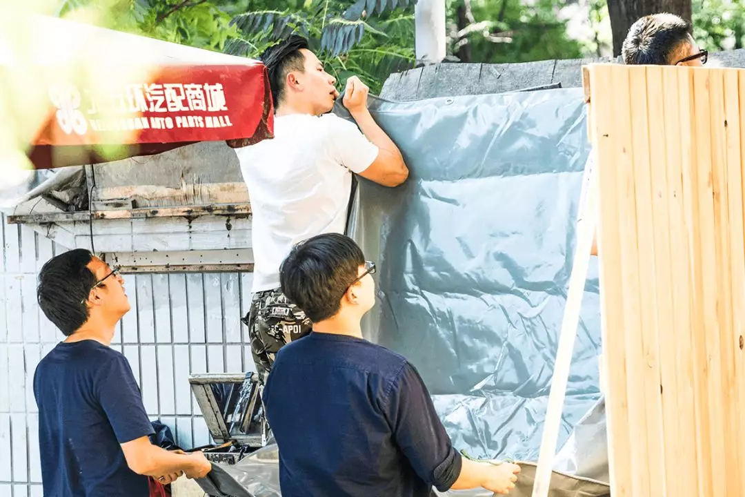 认真细致安装的设计师们