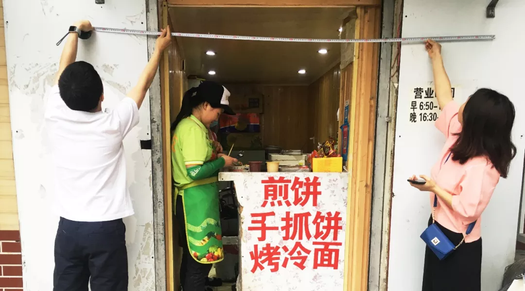 设计师现场测量小店尺寸