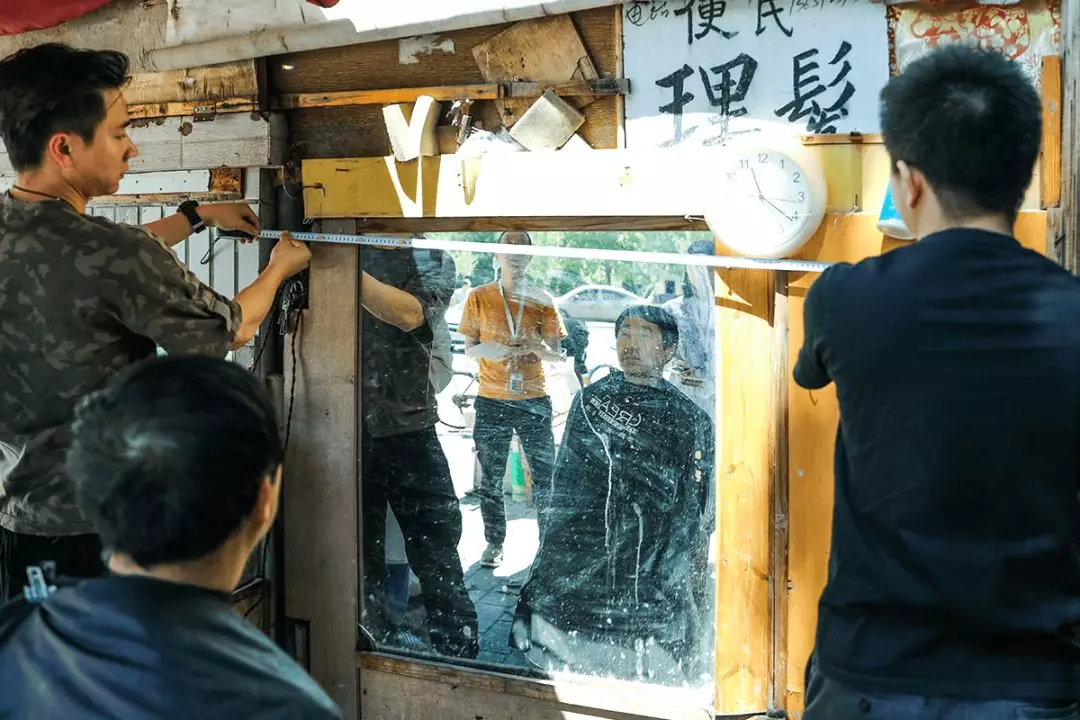 设计师现场测量门板尺寸