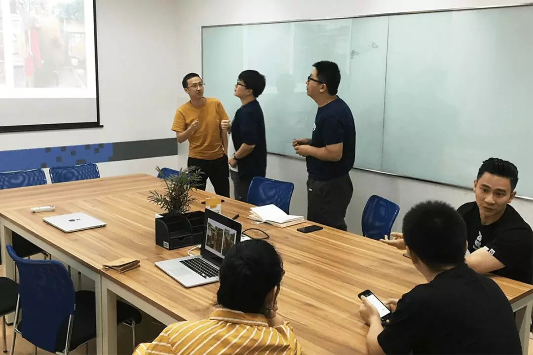 小组对改造方案进行多次讨论